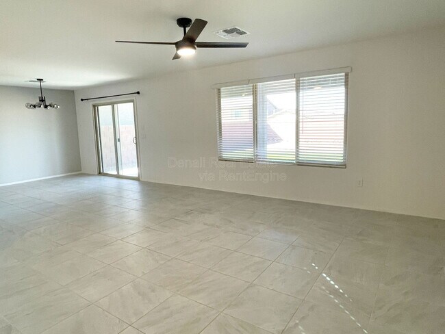 Building Photo - 8010 S Golden Bell Dr