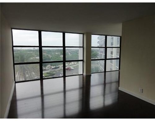 Building Photo - 800 Parkview Dr