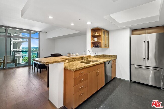 Building Photo - 13700 Marina Pointe Dr