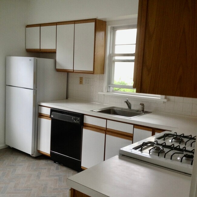 Building Photo - 79 N Moger Ave