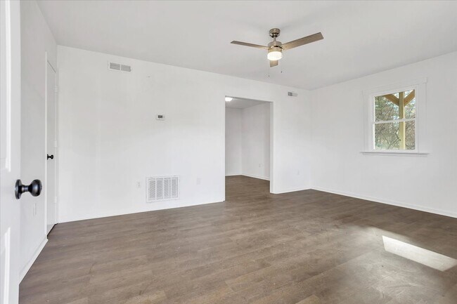 Building Photo - 3222 Meadowood Trail