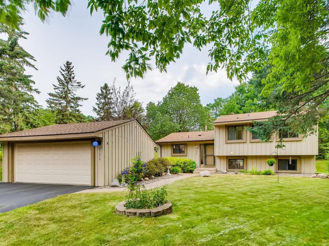 Foto principal - Sparkling 3-Plus Bedroom Home in Maple Gro...