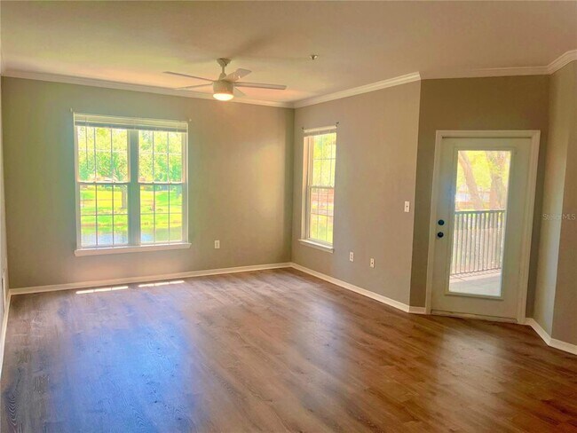 Building Photo - 10105 Courtney Oaks Cir