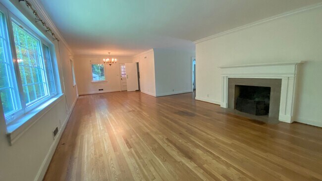 Foto del edificio - Three bedroom two bath