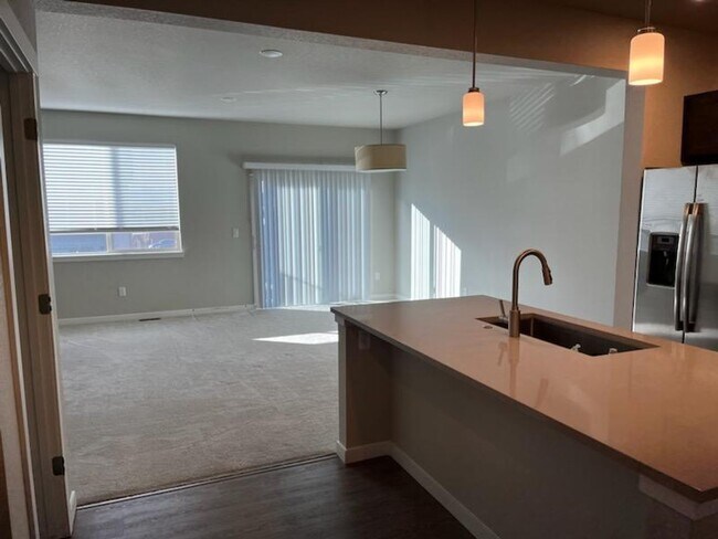 Building Photo - Beautiful 3 Bedroom Home for Rent on Carve...