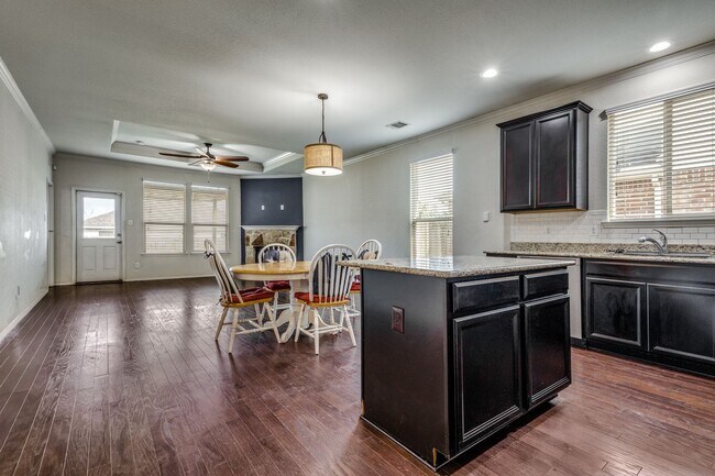Building Photo - Charming 3-Bedroom, 2-Bathroom Home with S...