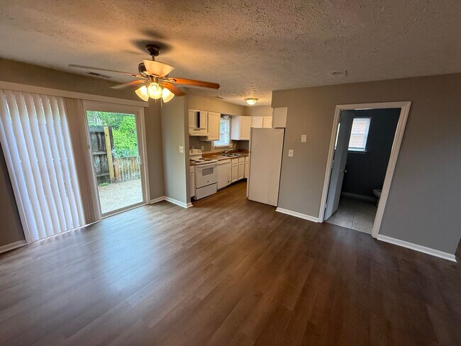Foto del edificio - 3705 Crosby Dr