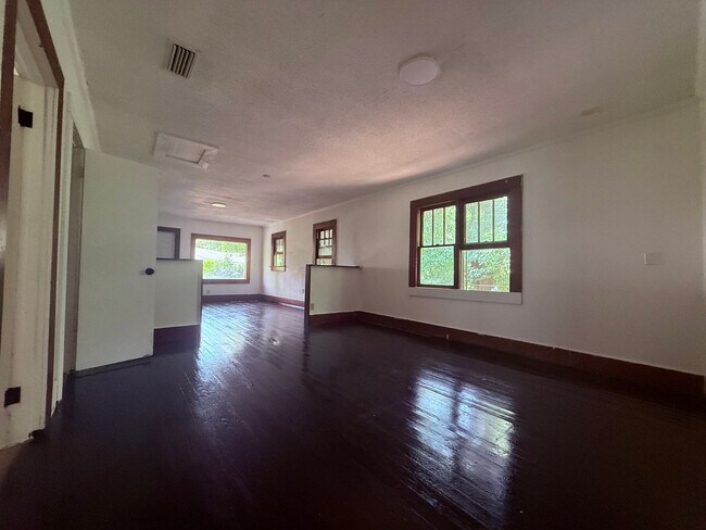 Foto del edificio - 3 Bedroom 1.5 Bathroom House in