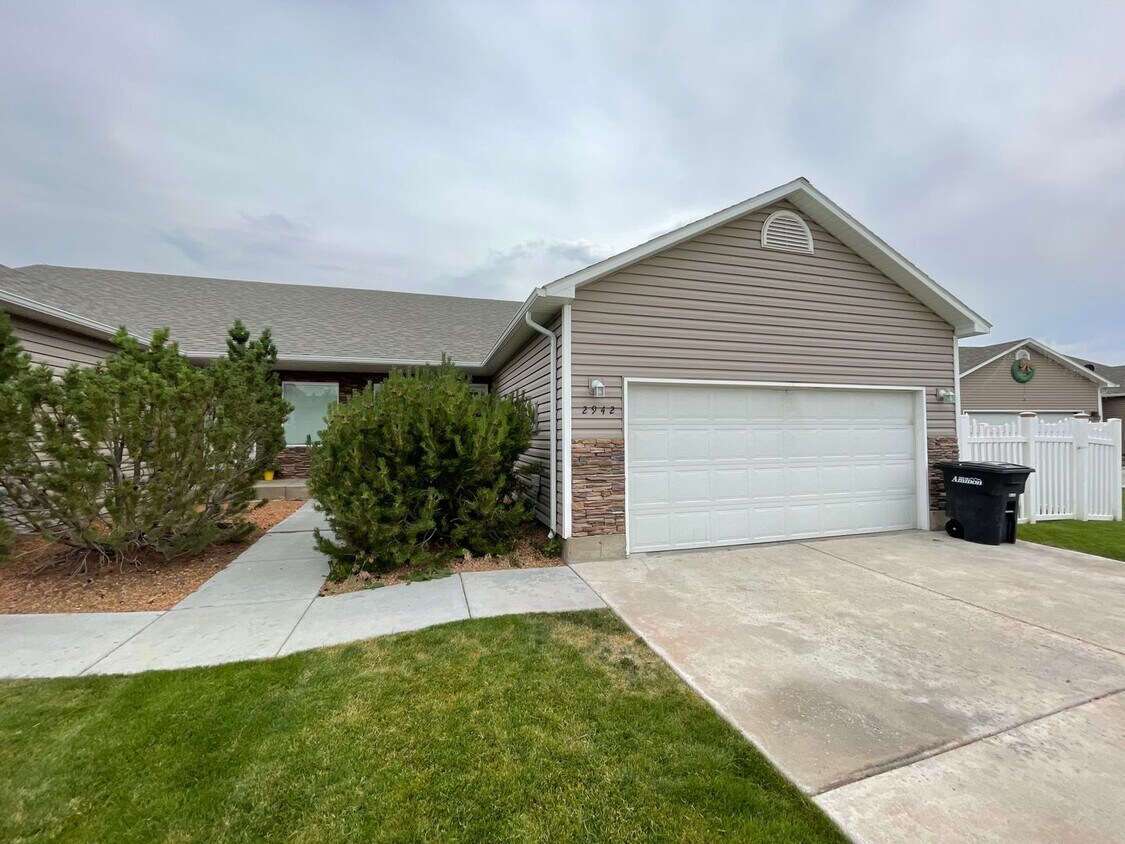 Primary Photo - 4 Bed, 3 Bath Town Home w/ 2 Car Garage - ...