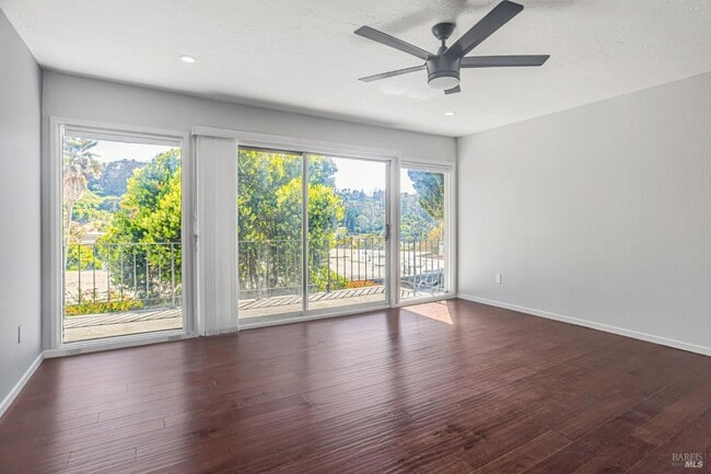 Building Photo - 363 Eden Roc Dr