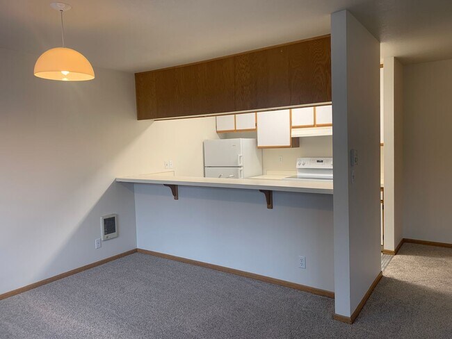Foto del edificio - NE Bend Apartment Available 6/15