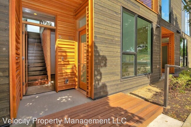 Building Photo - 2 br, 2.5 bath House - 55 NW Wall St. - #5