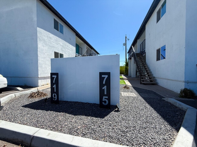 Building Photo - 719 N 12th Ave