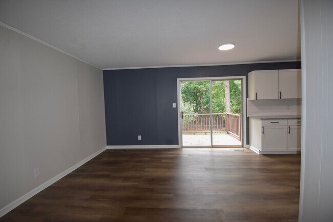 Building Photo - 3 Bedroom 2 Bathroom- No Pets