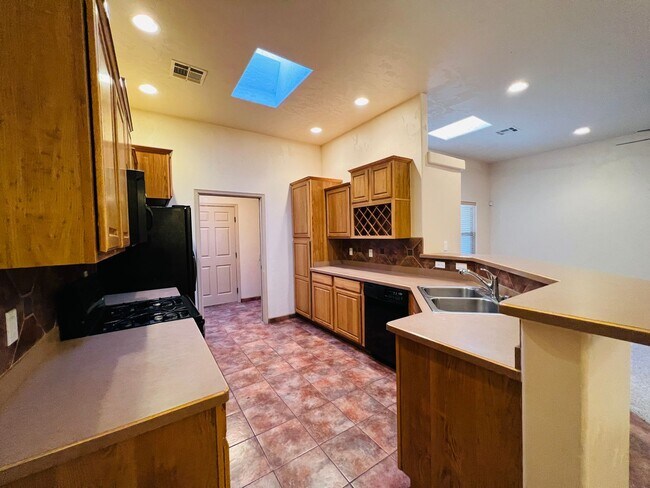 Foto del edificio - Beautiful & unique 4 bed 2 bath 2 story home!