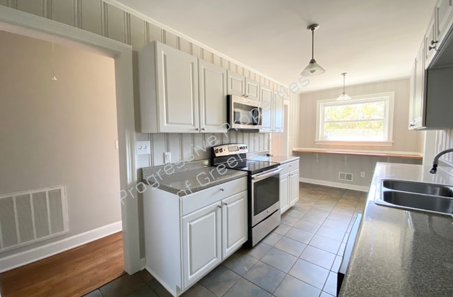 Building Photo - 107 E Blue Ridge Dr