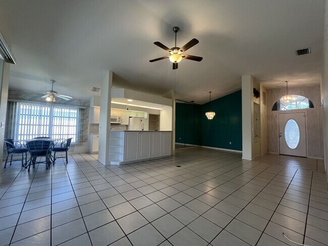 Foto del edificio - $2,095 ** AVAIL 9/1/25 ** LAKE SUZY ** 3 Bed / 2 Bath, Single Family Home with Lake View