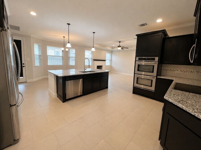 Foto del edificio - AVAILABLE NOW!