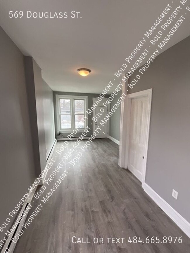 Building Photo - 569 Douglass St