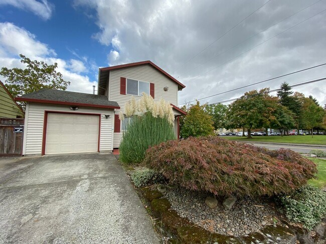 Foto del edificio - Great Duplex Unit with Attached Garage, Co...