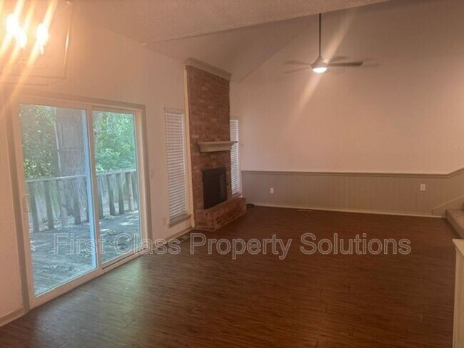 Foto del edificio - 1404 Mary Lee Ln