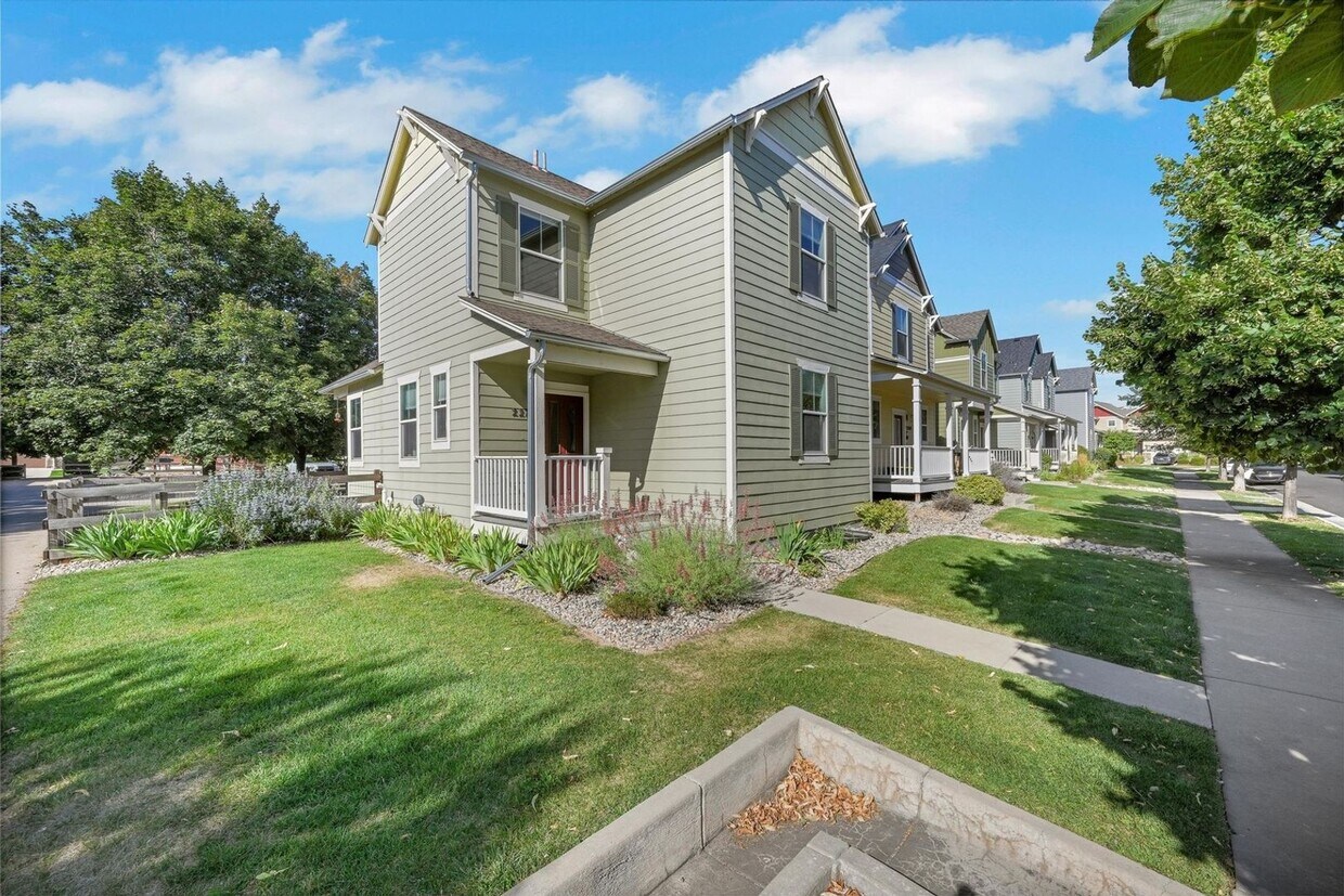 Primary Photo - Charming 3br/3ba Bungalow in East-Central ...