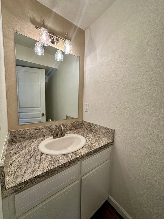 Building Photo - Updated Two Bedroom Condo in Keizer