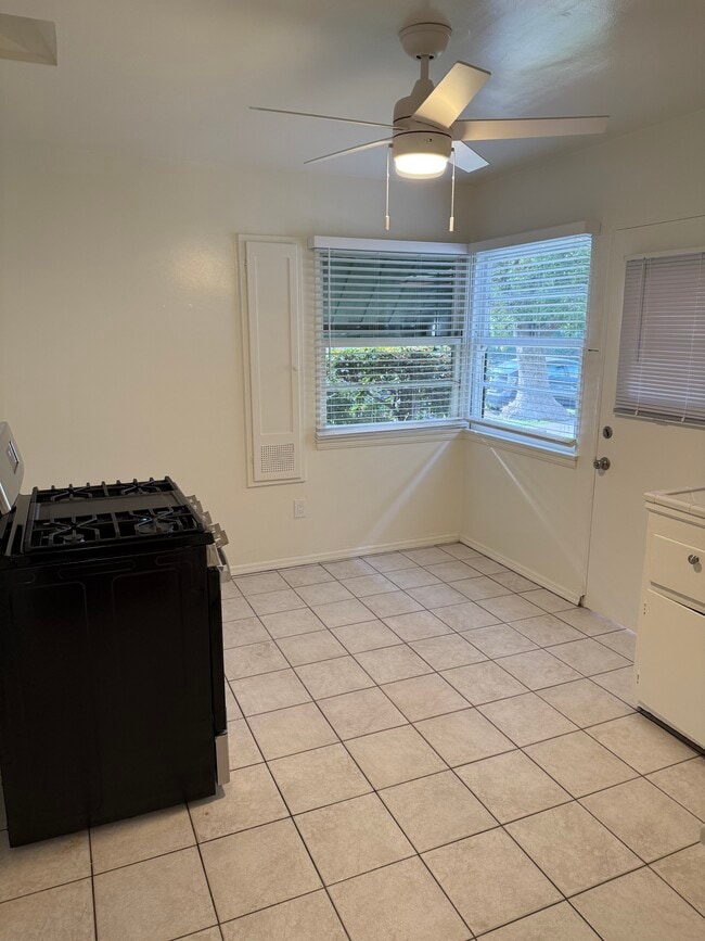 Foto del edificio - 10913 Camarillo St