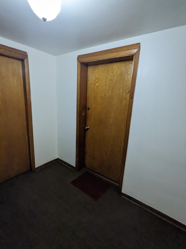 apartment entrance - 3852 N Elston Ave