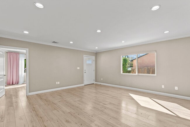 Foto del edificio - 6717 Cedros Ave