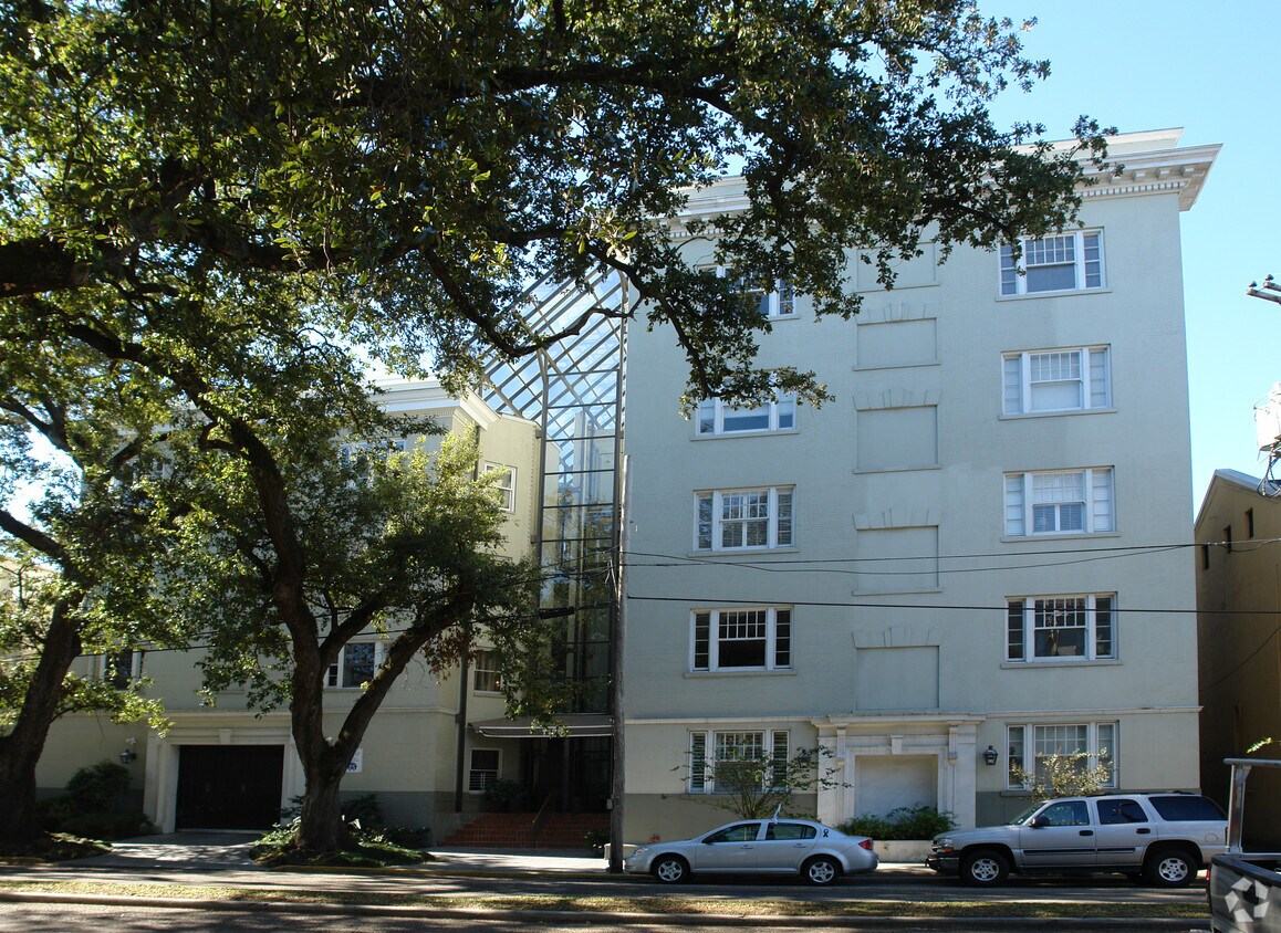 Building Photo - Lafayette Oaks Condos