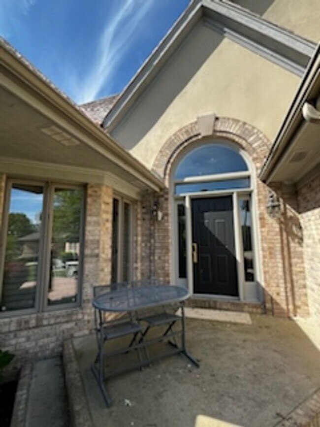 Building Photo - Stunning Custom Built Home with ALL Utilit...