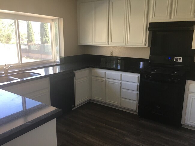 Foto del edificio - Stunning 5-Bedroom Home for Rent in Desirable Corona Neighborhood!