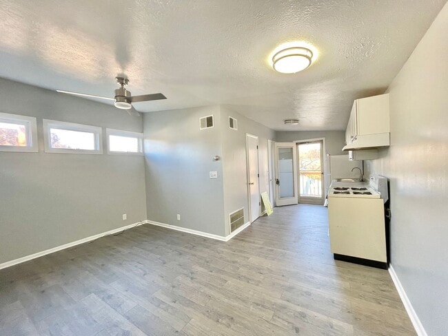 Building Photo - 1041 W 10th St