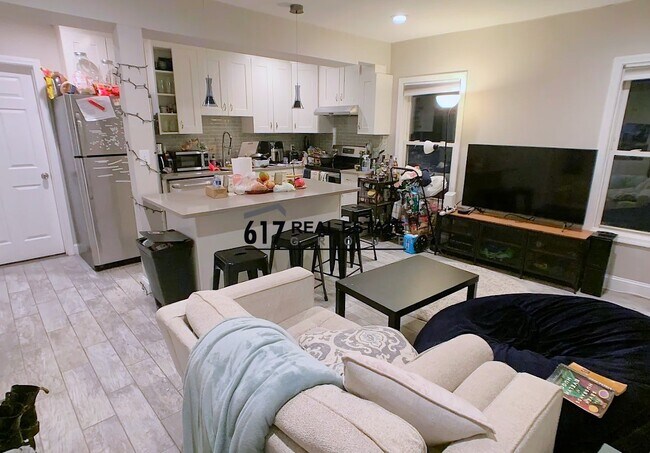 Building Photo - 77 Linden St