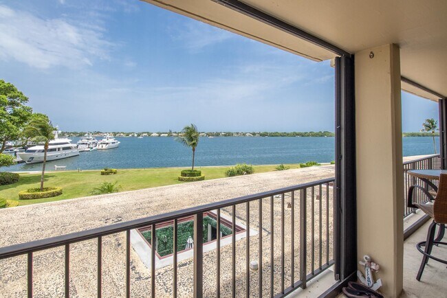 Foto del edificio - 134 Lakeshore Dr