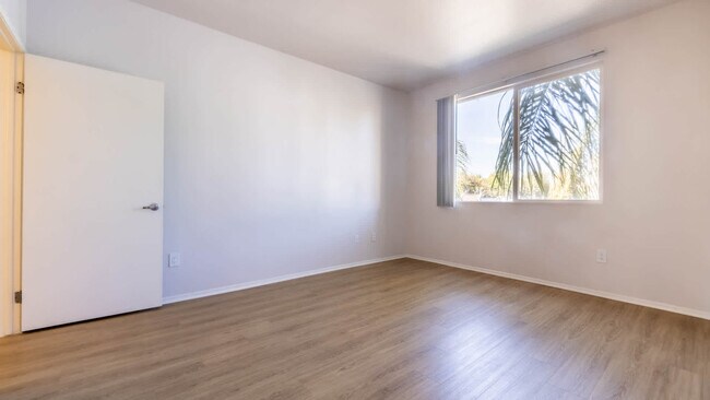 Dormitorio con suelo de superficie dura - Lindley