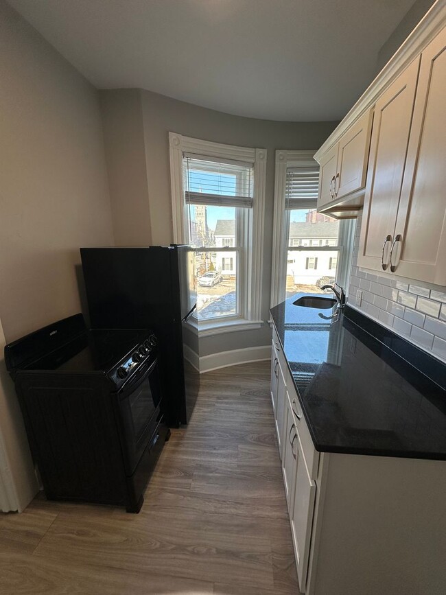 Building Photo - Beautifully Renovated 1 Bedroom Home Close to Downtown!