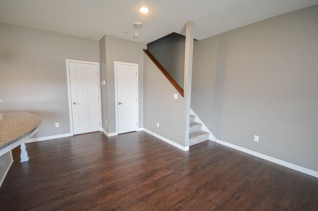 Building Photo - Exceptional townhouse with premium feature...