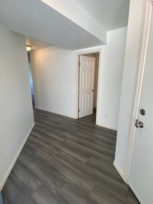 Building Photo - Spacious Townhome - Dual Master Bedrooms a...