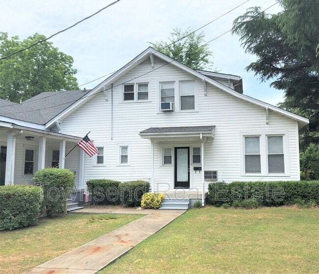 Building Photo - 1525 Fort Bragg Rd