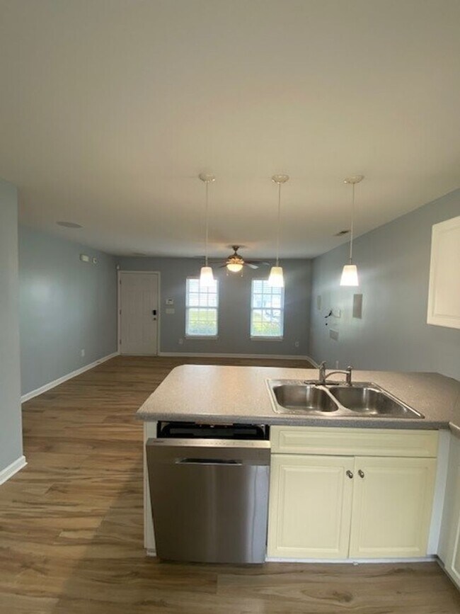 Building Photo - Welcome to this charming 3 bedroom 2 bathr...
