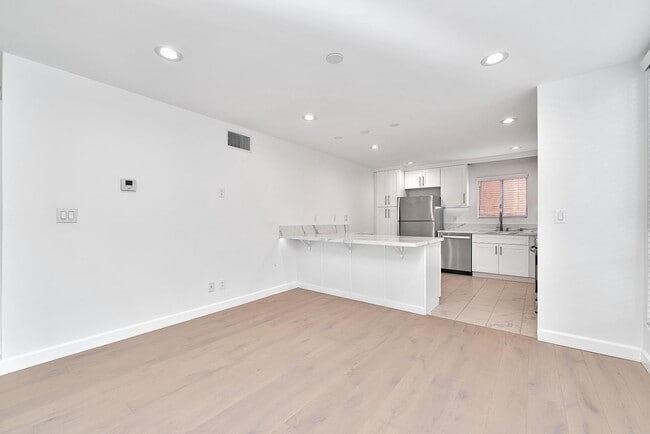 Building Photo - 843 4th St