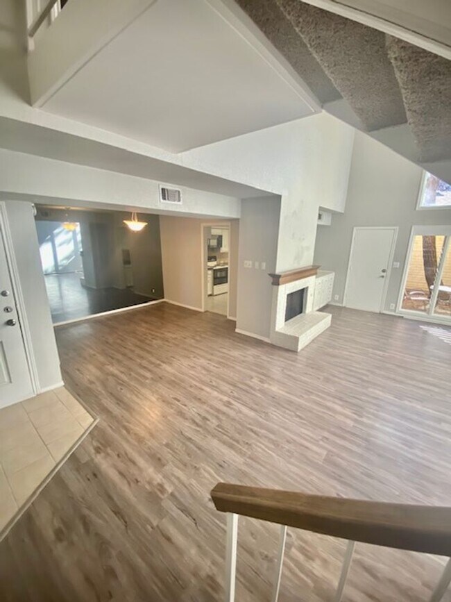 Building Photo - 2 Bedroom Townhouse near Tennis Center