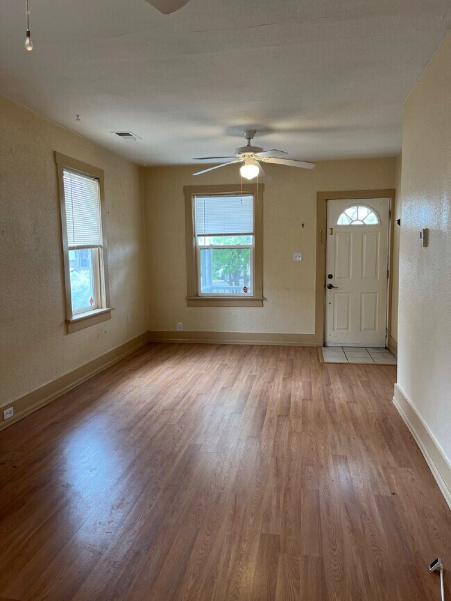 Foto del edificio - "Charming 4-Bedroom Oasis with 2 Full Bath...