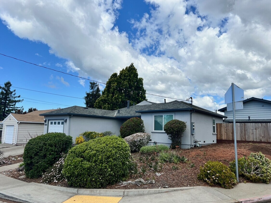 Primary Photo - 2652 Ione Ave