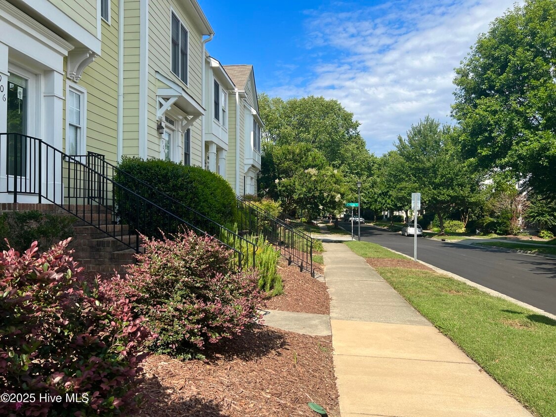 Primary Photo - 910 Highgrove Dr