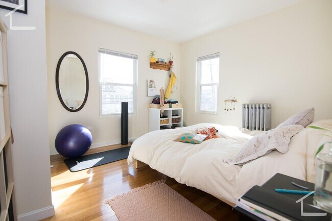 Foto del edificio - Nicely renovated 4 bed in a prime location...