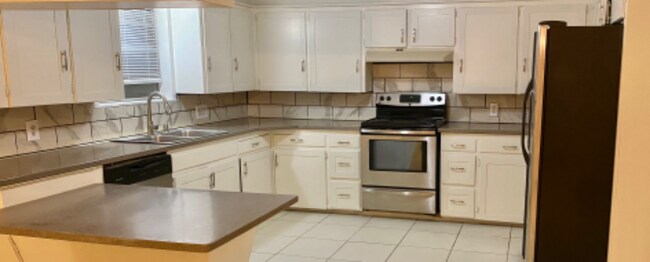 Foto del edificio - 121 Cactus Dr