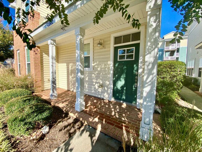 Building Photo - Spacious Condo - Waterfront Community - Av...